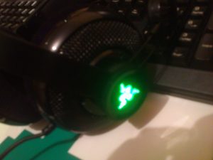 Al enchufar los cascos el logo de Razer en cada auricular se retroilumina.
