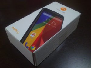 El Moto G se presenta en una cajita de dimensiones reducidas y con un diseño sobrio.