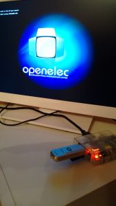 Raspberry Pi 1 modelo B conectada a una TV Toshiba mientras inicia por primera vez OpenELEC.