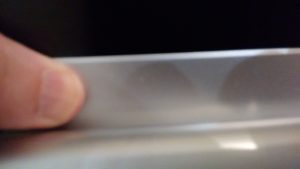 Conexión de las grapas de la parte inferior de la carcasa presionando con la mano.