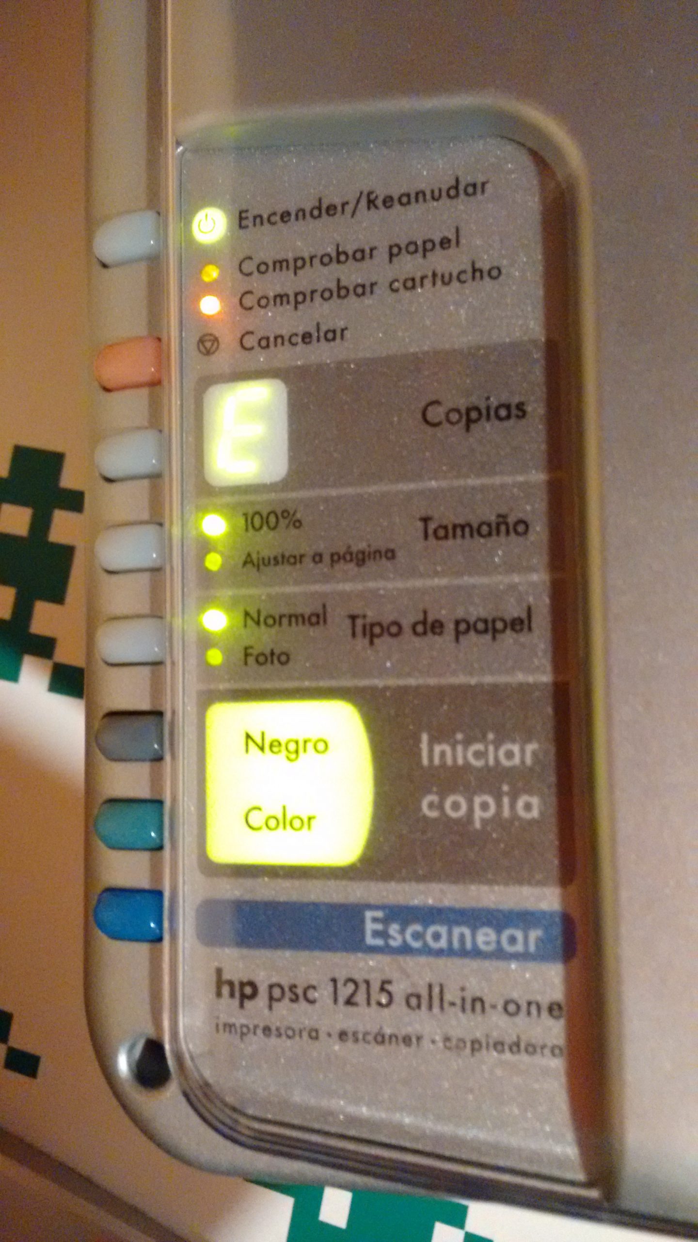 Panel de control del multifunción HP PSC 1215 en estado de error.