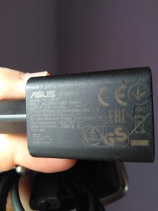 El cargador original de ASUS carga rápido al proveer un amperaje de 1,35A.