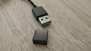 Imagen del conector USB del ratón tras retirarle el capuchón protector.